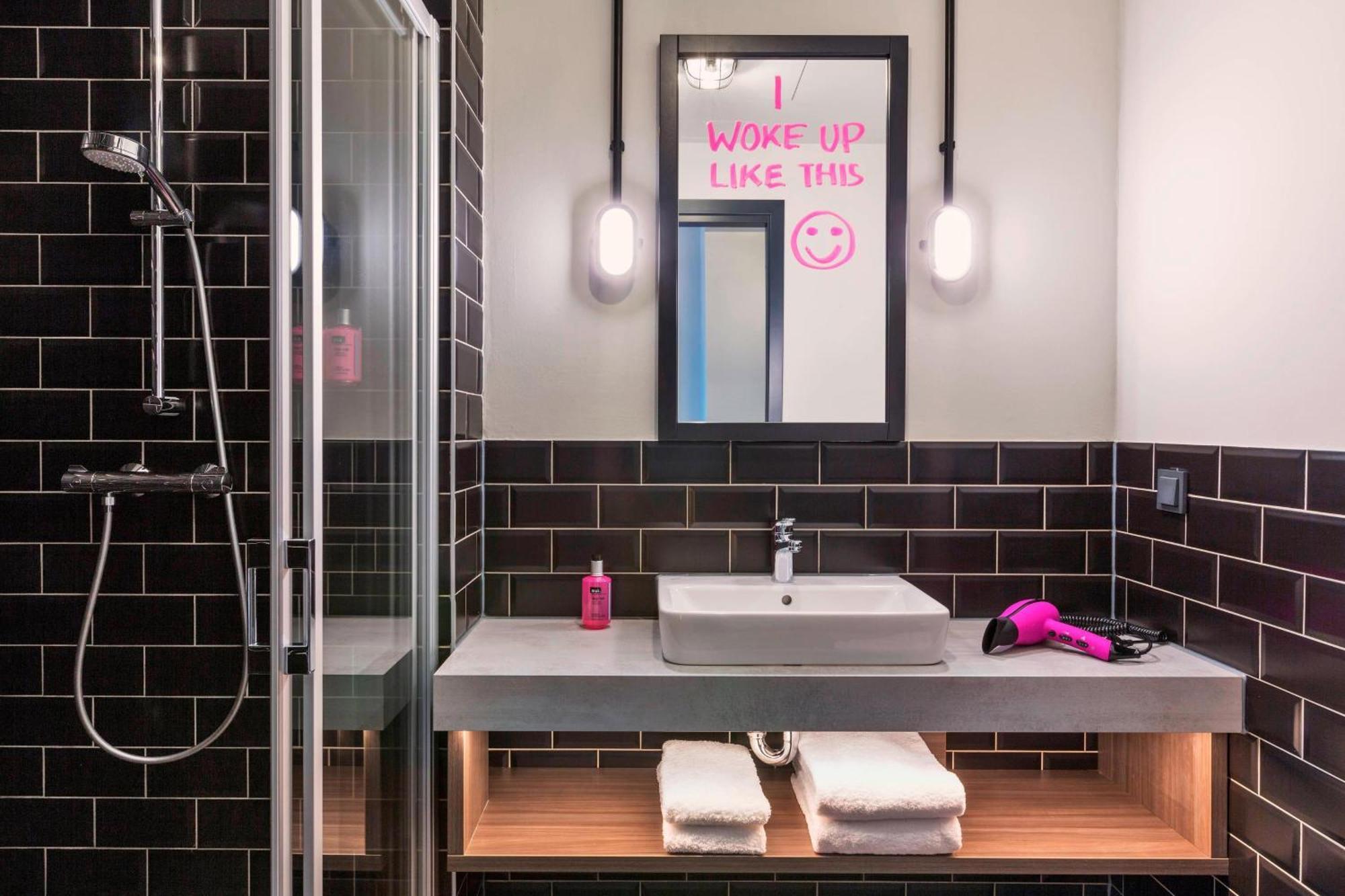 Moxy Duesseldorf South Düsseldorf Exterior foto
